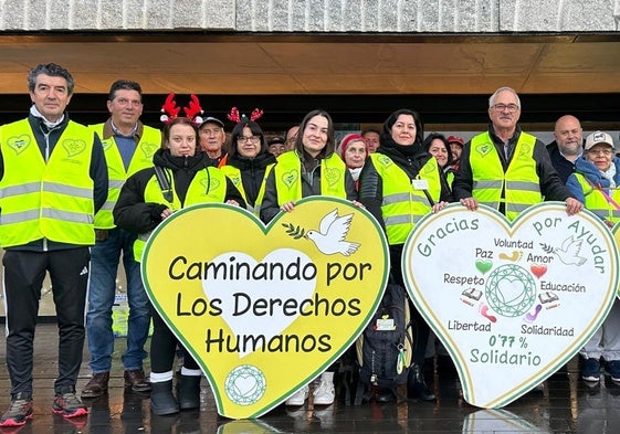 Participantes en la marcha ante el Ayuntamiento de Meruelo.