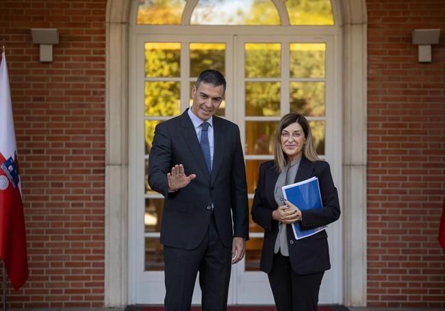 Pedro Sánchez junto María José Sáenz de Buruaga a su llegada a La Moncloa