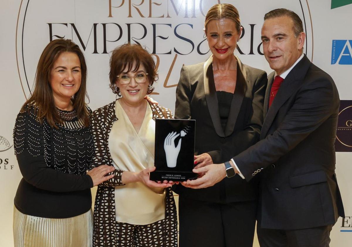 Begoña Gómez del Río, Rosa Fernández, ganadora del Premio Empresaria del Año 2024, Eva Fernández y Manuel Iturbe.