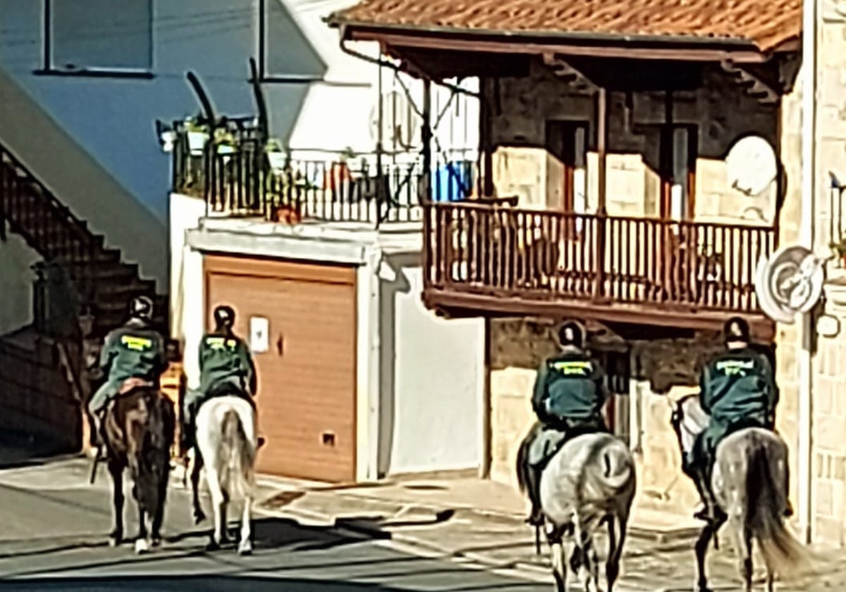 Los agentes a caballo generaron mucha expectación.