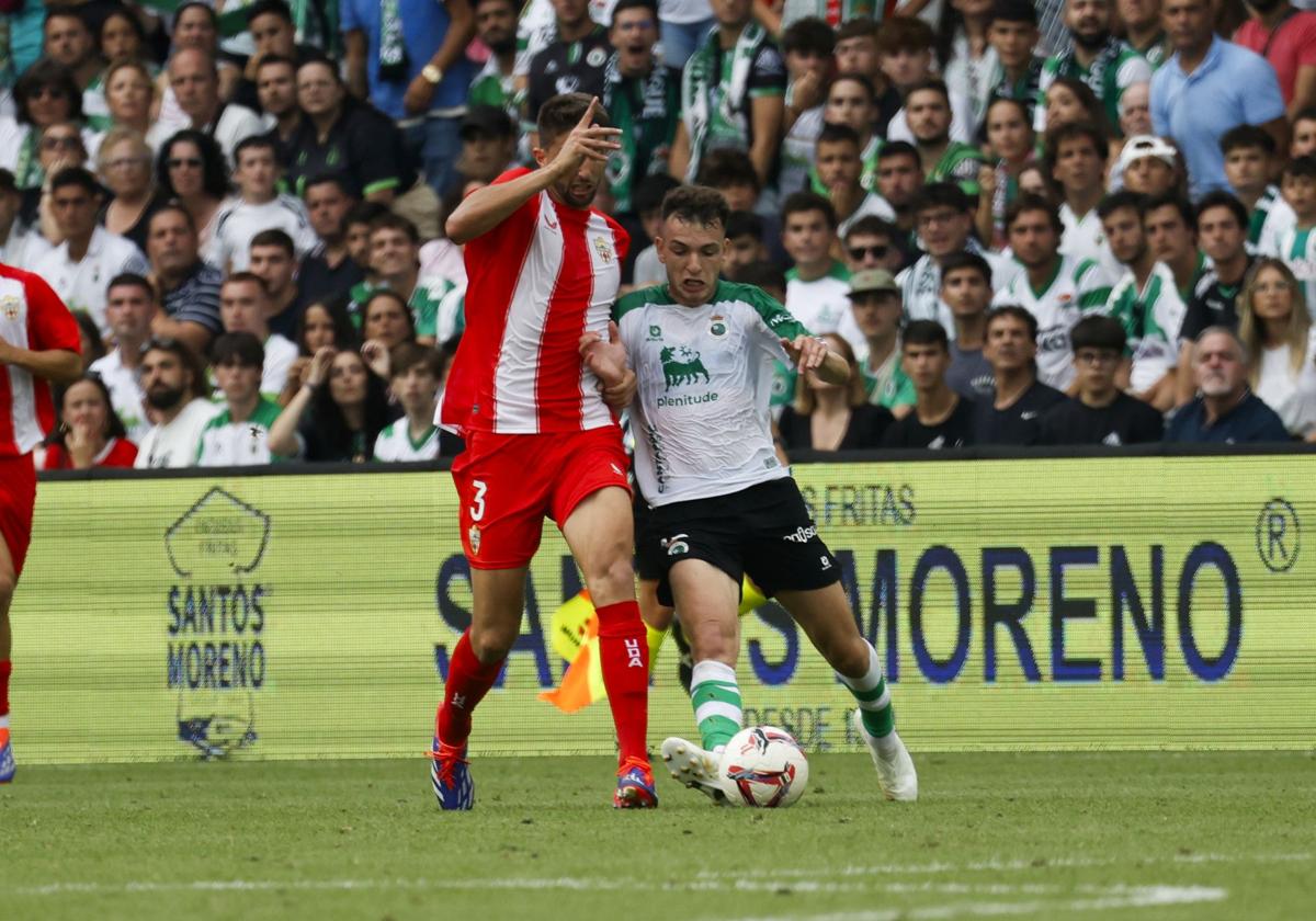 Íñigo Vicente brega con un jugador del Almería.