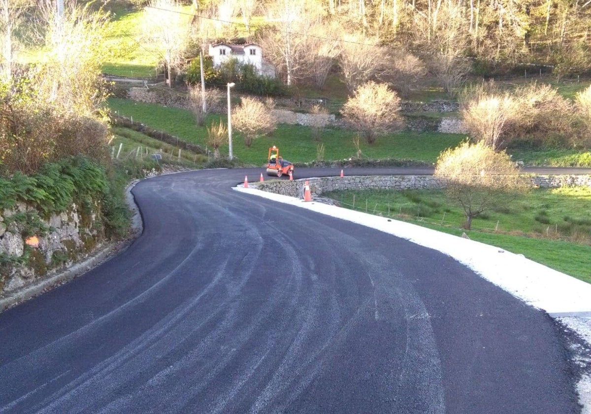 Asfaltado de la carretera de acceso a la Carcoba, una de las obras investigadas.