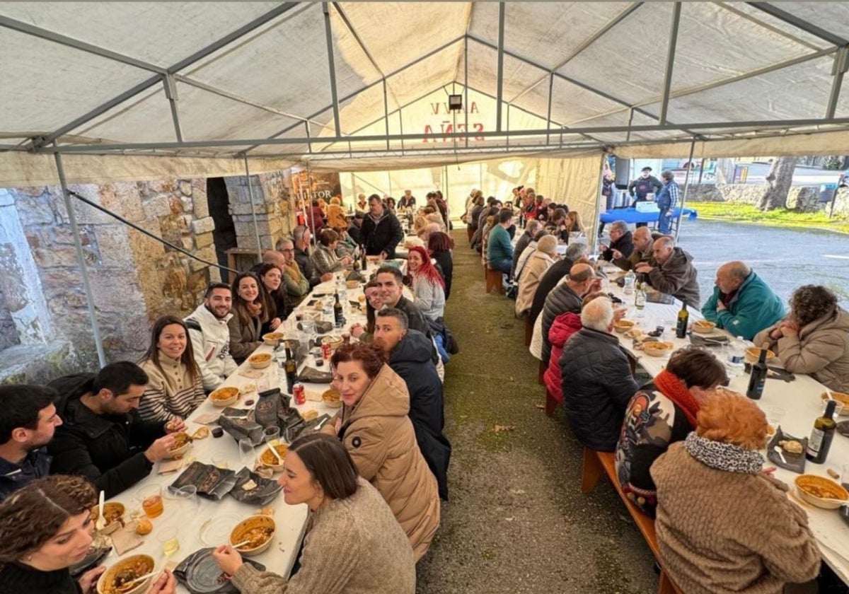 Comida popular de cocido montañés en Seña.