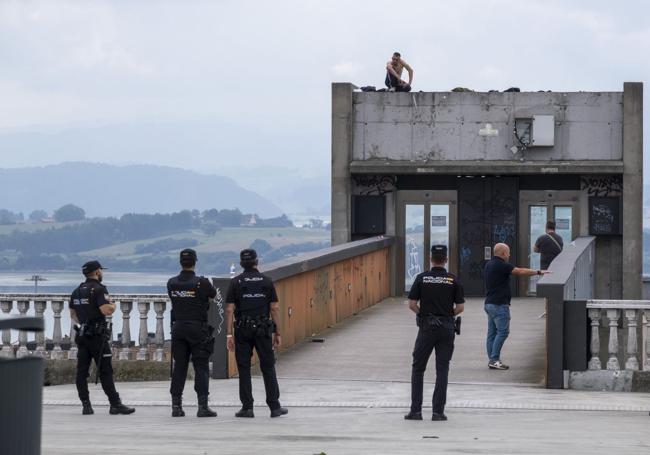 El joven subido en la parte alta del ascensor junto al dispositivo policial.