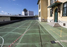 Patio del colegio Menéndez Pelayo, en Santander, cerrado a los alumnos por su mal estado.