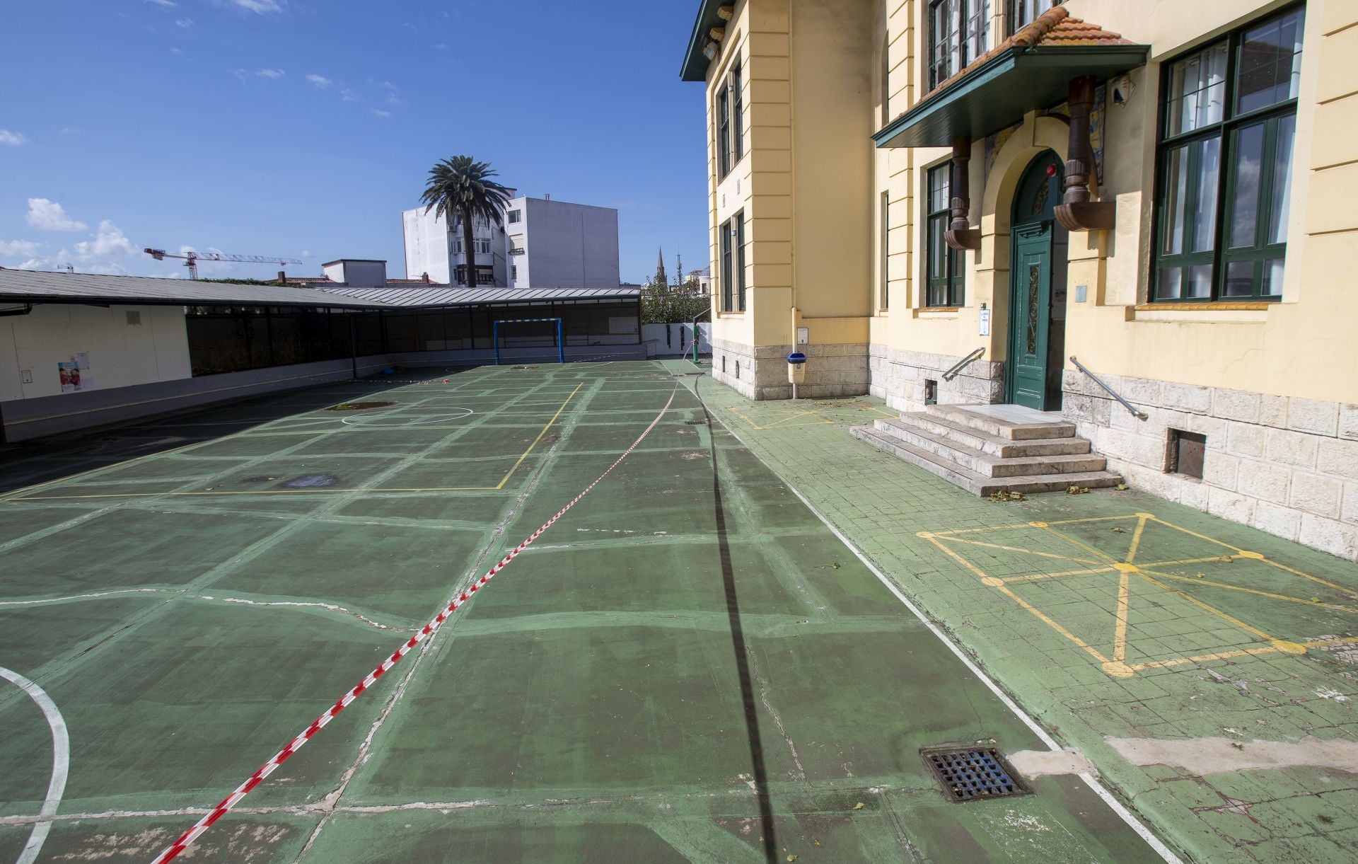 Patio del colegio Menéndez Pelayo, en Santander, cerrado a los alumnos por su mal estado.