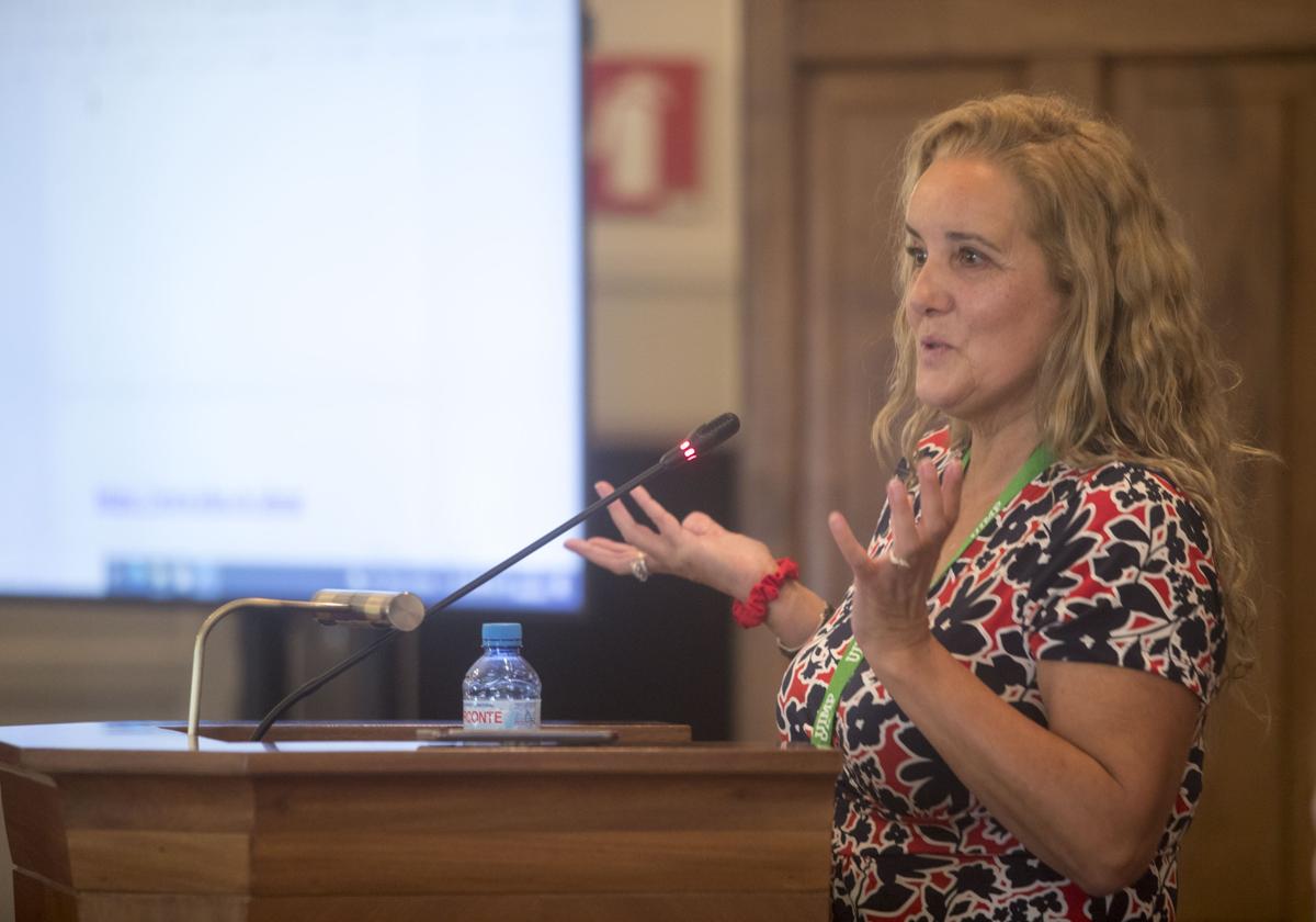 Asun Gómez Bueno durante su intervención en el curso 'Hablan las periodistas' en la UIMP en 2021.