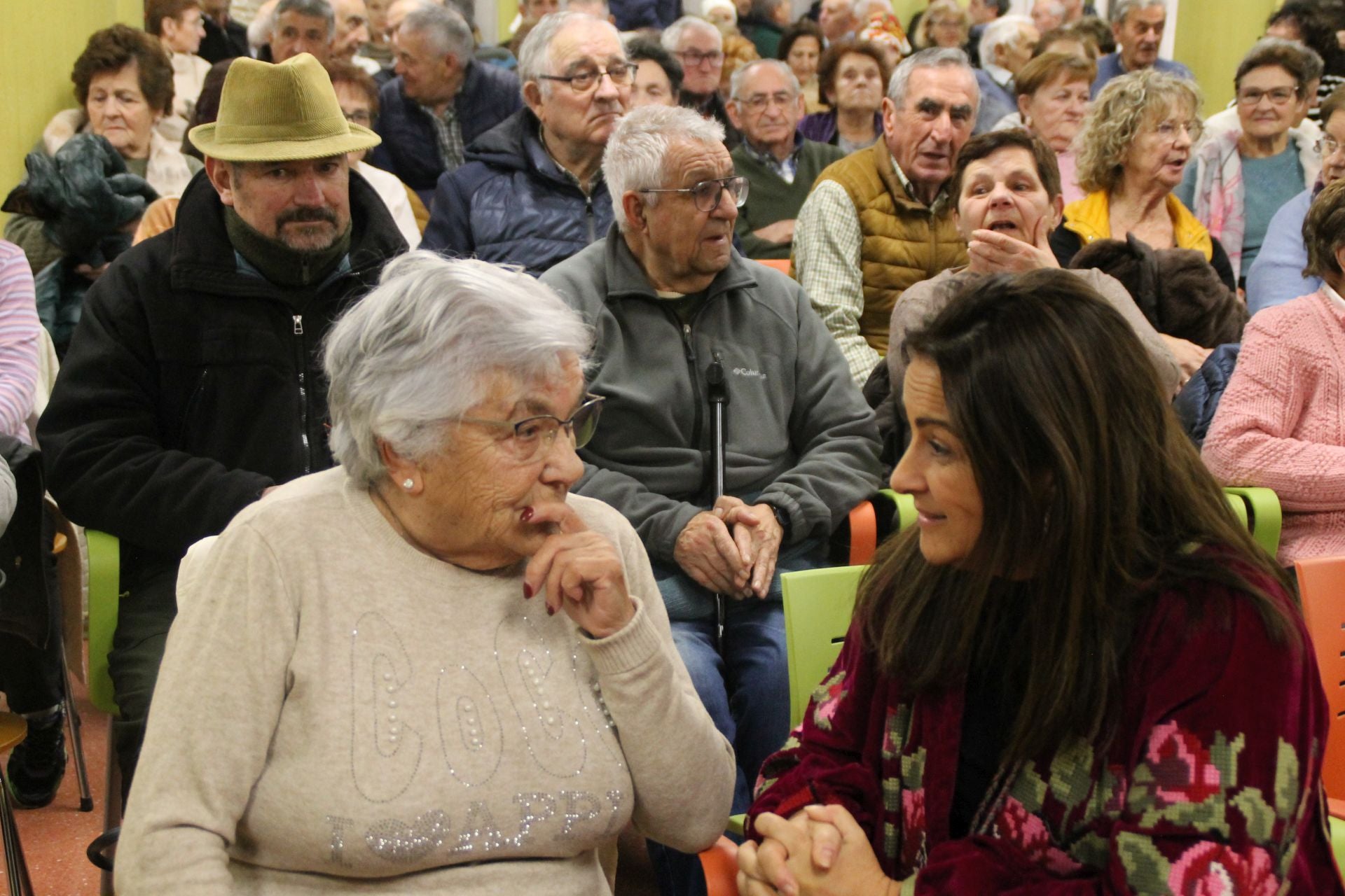 La consejera de Inclusión Social aprovechó para conversar con algunos de los mayores allí presentes. 