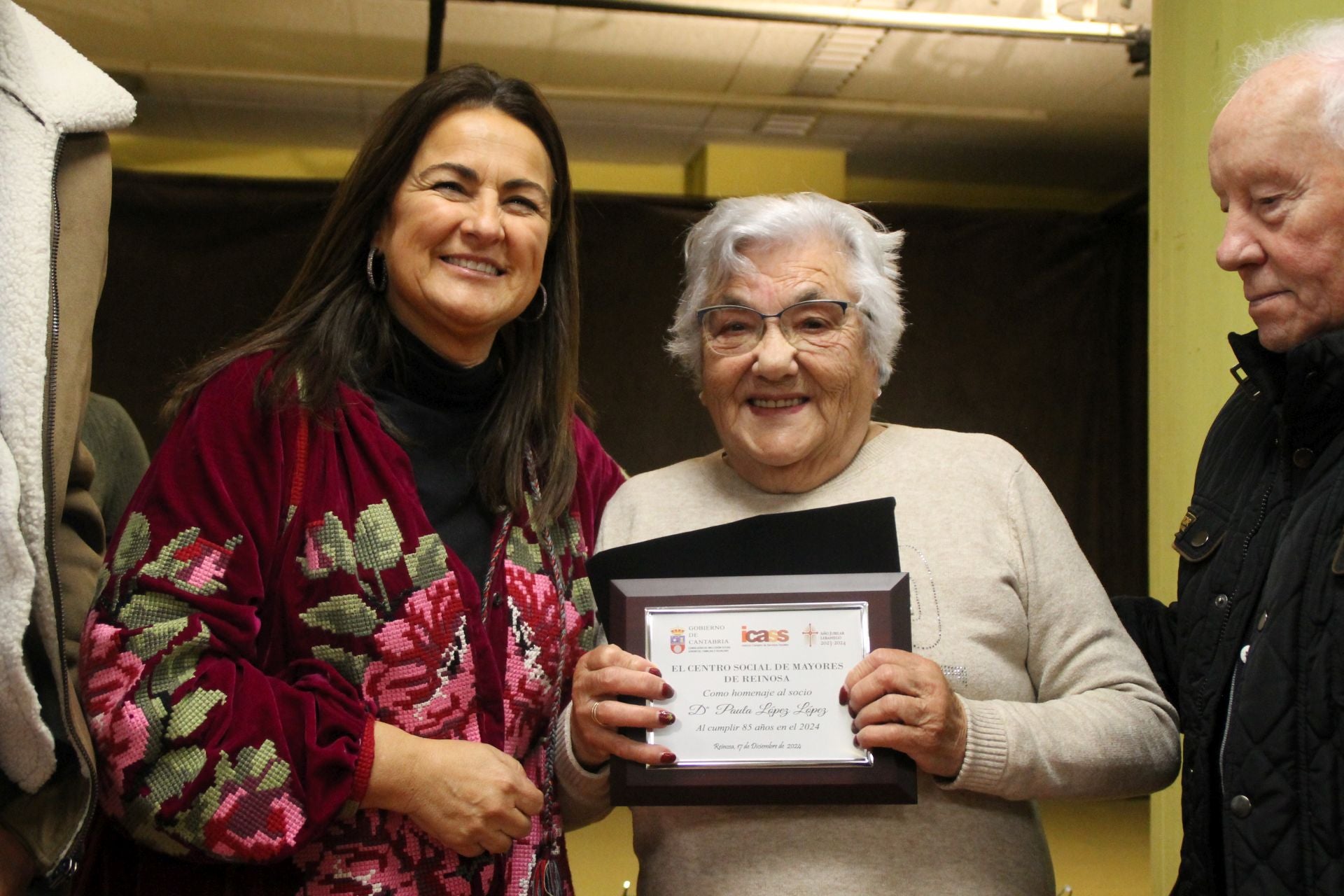 La consejera de Inclusión Social, Begoña Díaz junto a Paula López, una de las homenajeadas. 