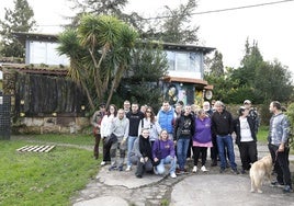 Miembros de la Asociación Cannábica Bolera-Besaya muestran su rechazo al lanzamiento.