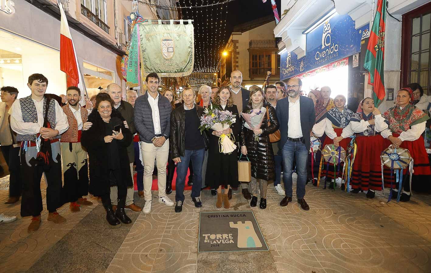 Foto de familia de la homenajeada, sus padres e integrantes de la Corporación.