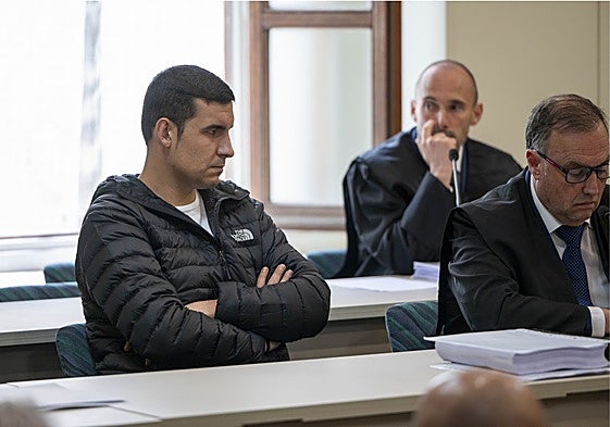 Bryan Barroso junto a su abogado Javier Franco en una de las sesiones del juicio celebrado en la Audiencia Provincial de Cantabria.