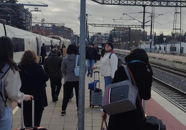 Pasajeros del primer Alvia a Madrid de la mañana hacen transbordo para subir a otro tren en Palencia.