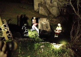 Imagen de cómo ha quedado el coche tras volcar.