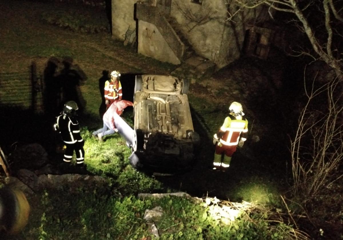 Imagen de cómo ha quedado el coche tras volcar.