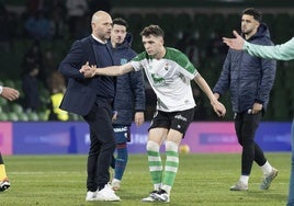 José Alberto ayuda a levantarse a Íñigo Vicente tras la derrota contra el Huesca.