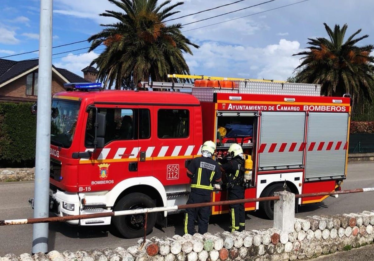 Un efectivo del cuerpo de extinción de incendios y protección civil en una intervención en Camargo.