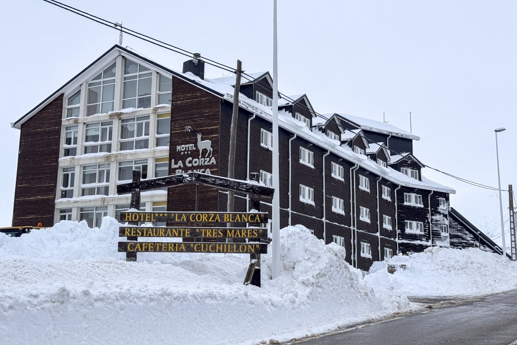 Fachada del hotel La Corza Blanca, ahora gestionado por la empresa SNÖ, tras las nevadas de principios de diciembre.