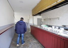 Un vecino de Nueva Ciudad muestra el antiguo bar que va a transformar en apartamento para personas con discapacidad.