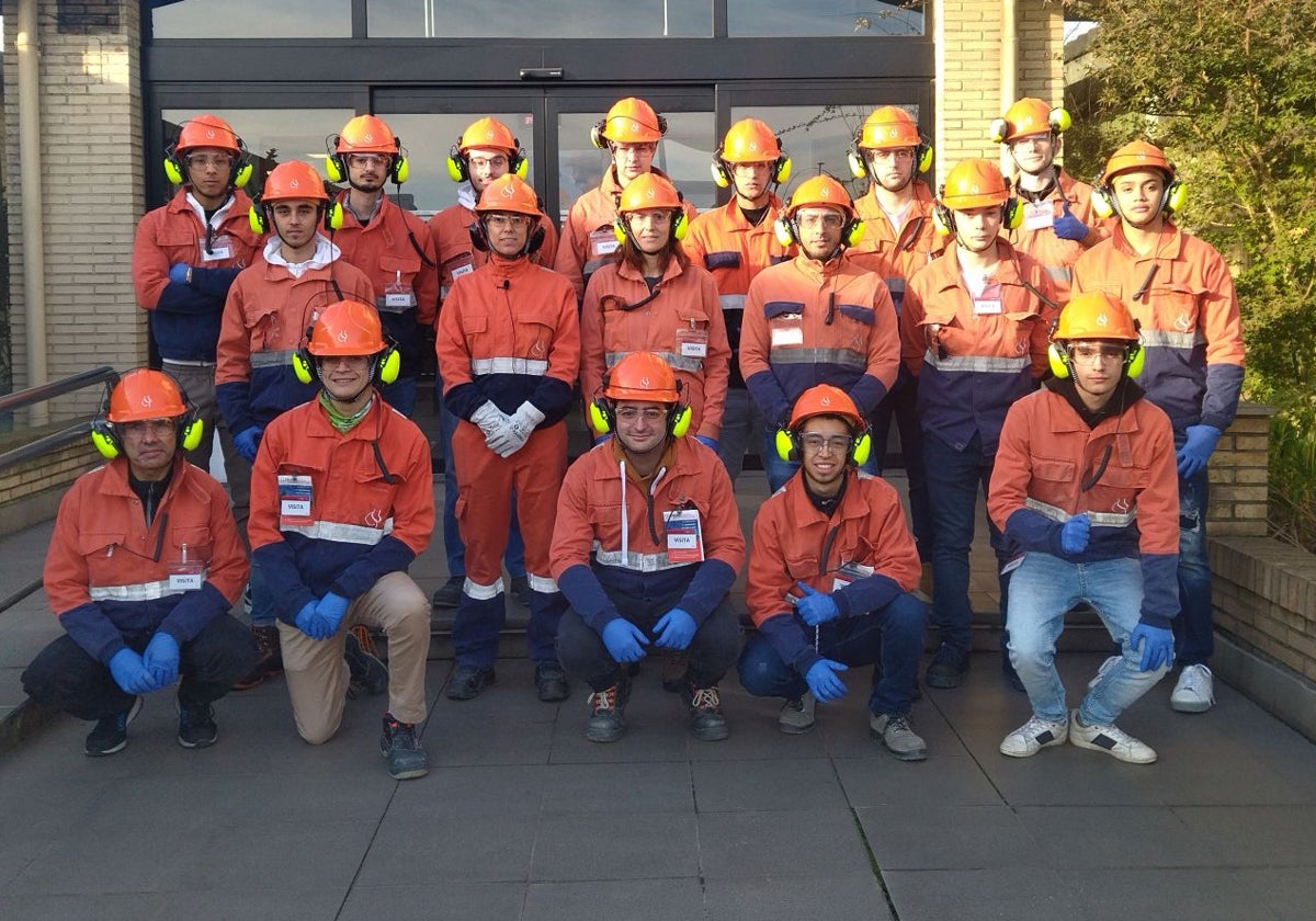 Los alumnos posan con los EPIS en la entrada de las oficinas de Global Steel Wire.