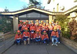 Los alumnos posan con los EPIS en la entrada de las oficinas de Global Steel Wire.