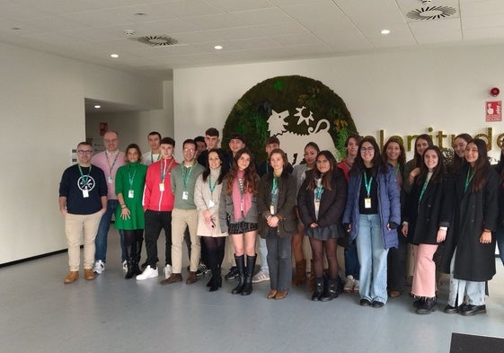 Los grupos del Colegio Castroverde junto con representantes de ENI Plenitude en la entrada a la empresa.