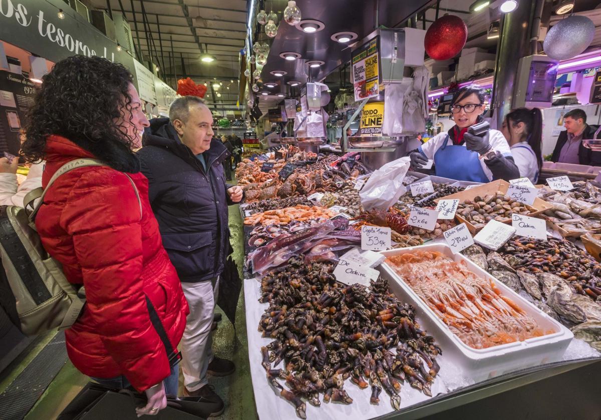 El marisco no puede faltar en ninguna mesa en Nochebuena y los puestos ofrecen a sus clientes una amplia variedad.