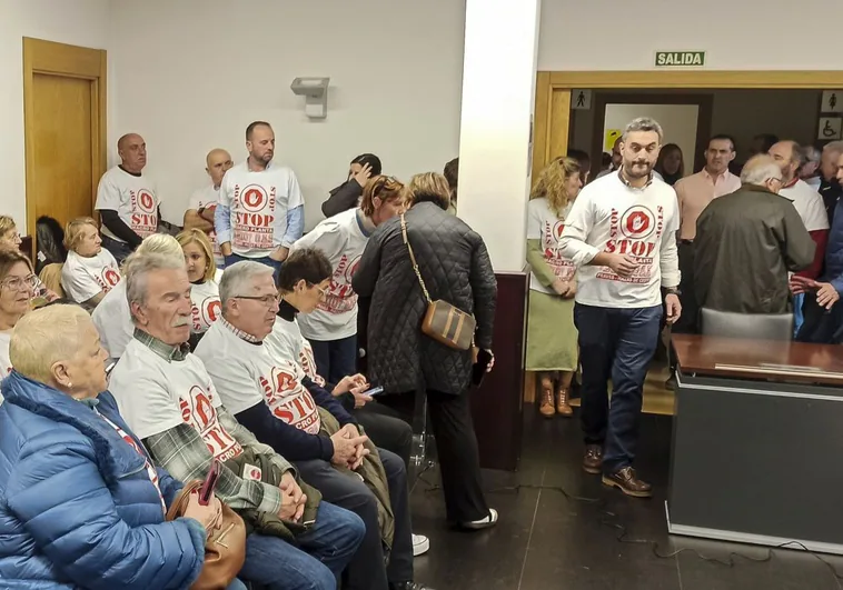 Vecinos de Hazas de Cesto y Ribamontán al Monte en el pleno de este municipio que se ha alineado en defender sus intereses frente a la planta.