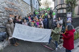 Concentración de padres del colegio Menéndez Pelayo para exigir un centro «en buenas condiciones».