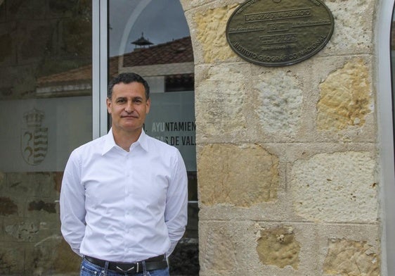 El regidor popular, Raul Calderón, posa frente a las puertas del Ayuntamiento de Las Rozas de Valdearroyo.