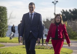 Pedro Sánchez y María José Sáenz de Buruaga, en la Conferencia de Presidentes de Santander.