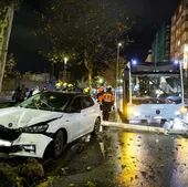 Un turismo choca en la calle Castilla contra una farola que cae sobre un autobús municipal