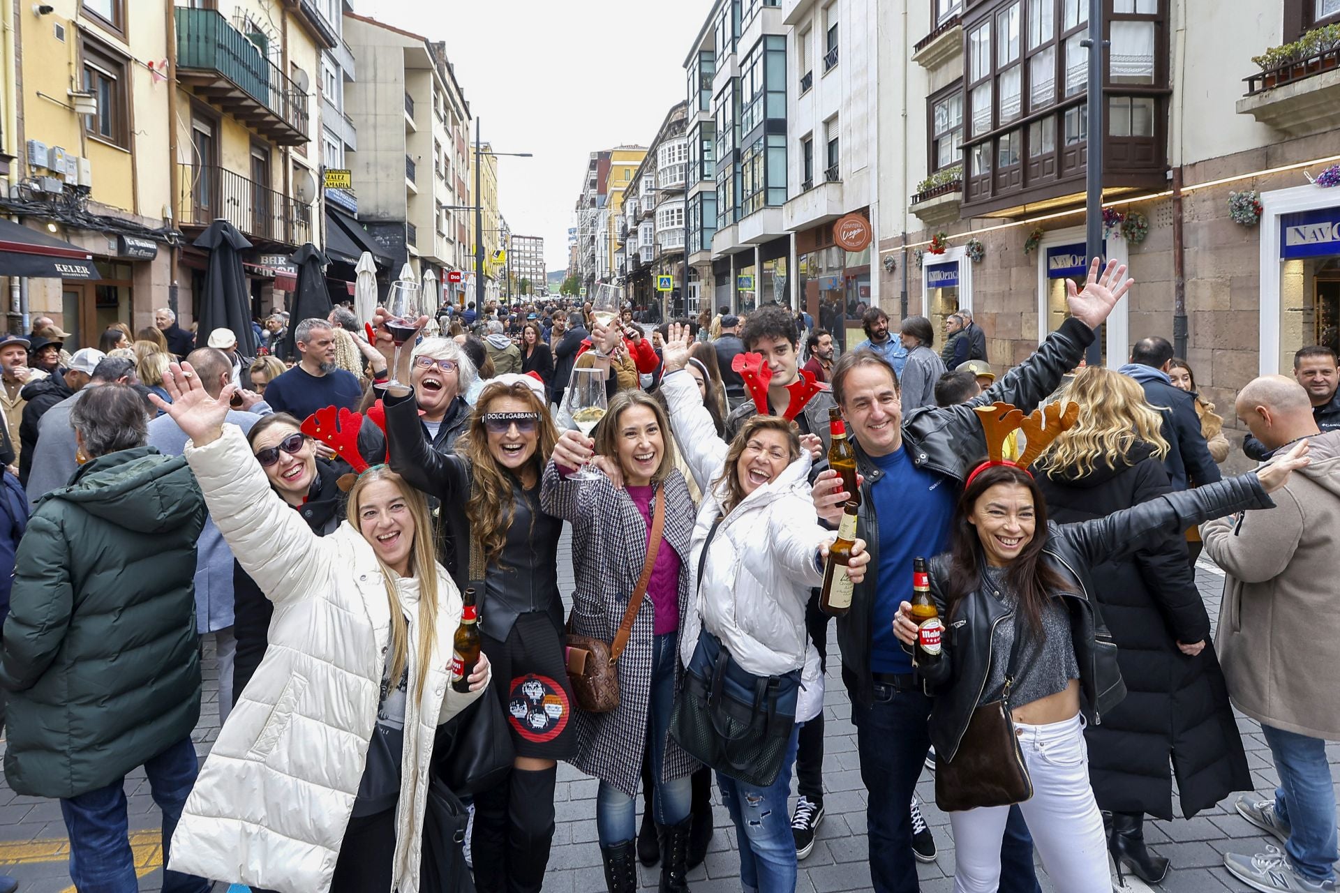 Un grupo de amigos celebra la fiesta en la calle Julián Ceballos.