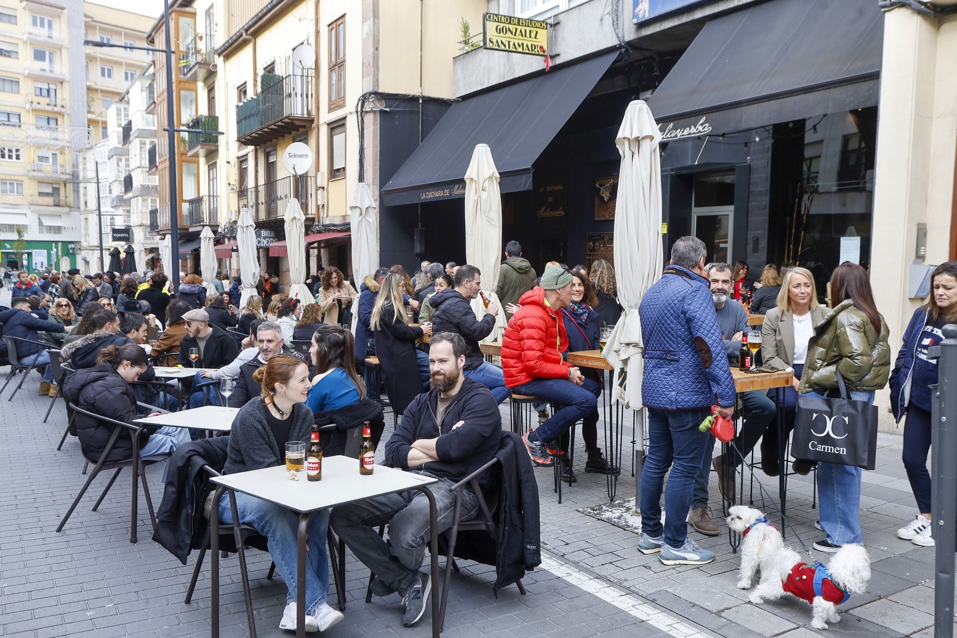 Las terrazas de la calle Julián Ceballos hicieron el agosto en Navidad.