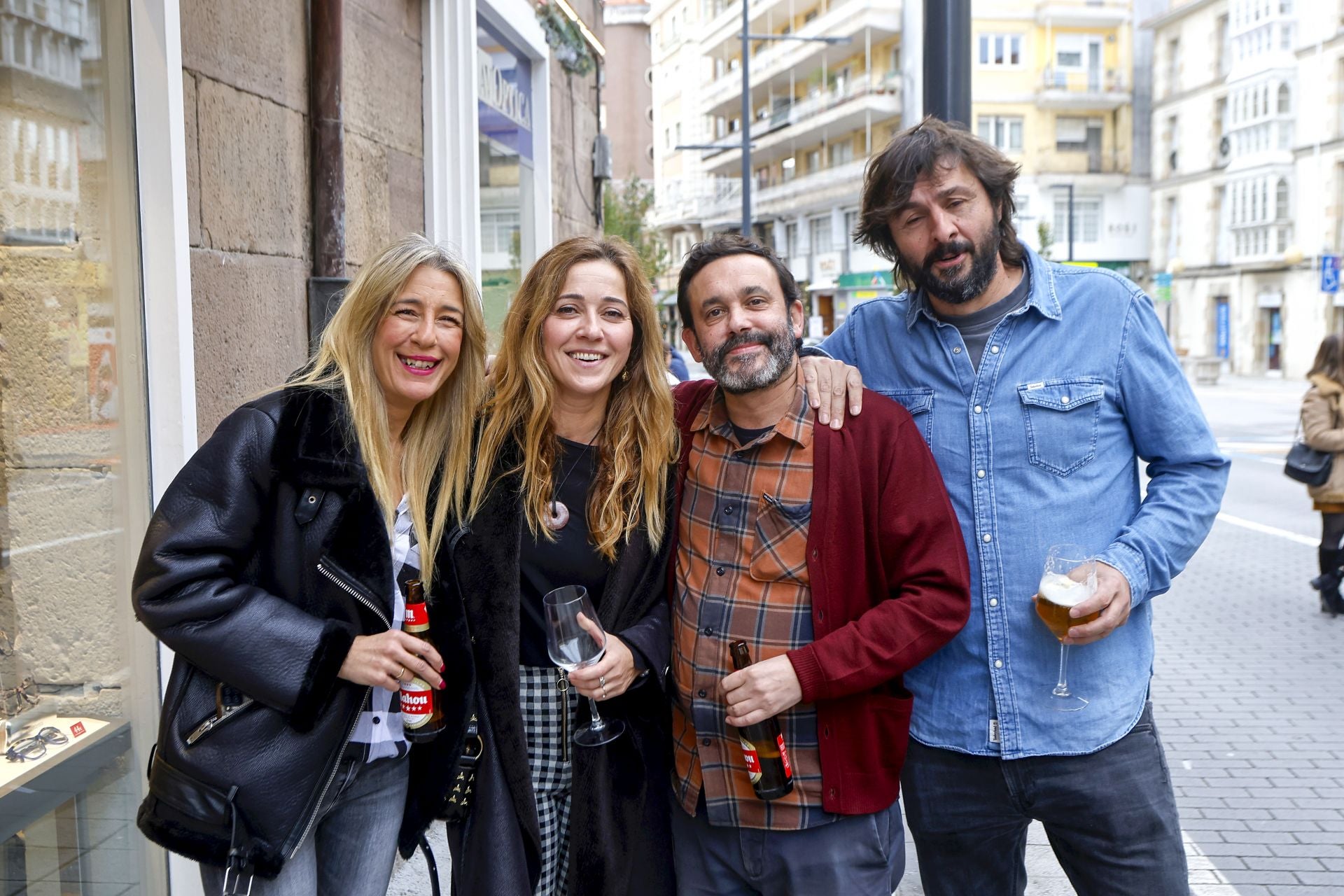 Un grupo de amigos disfruta de la fiesta en Julián Ceballos.