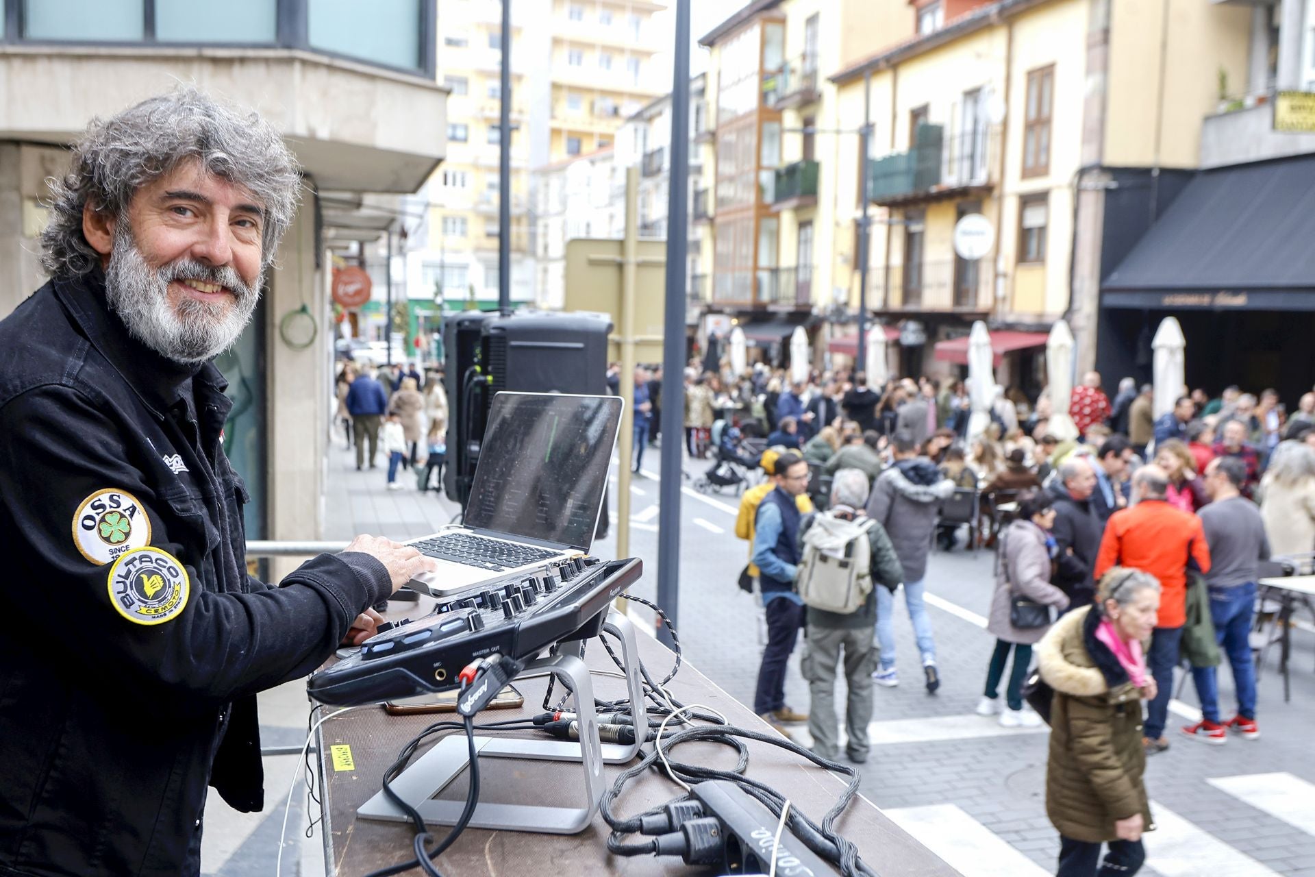 El DJ Javi Hierro sonríe durante su actuación.