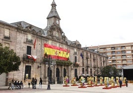 Palacio municipal de Torrelavega, adornado estos días con iluminación y figuras navideñas.