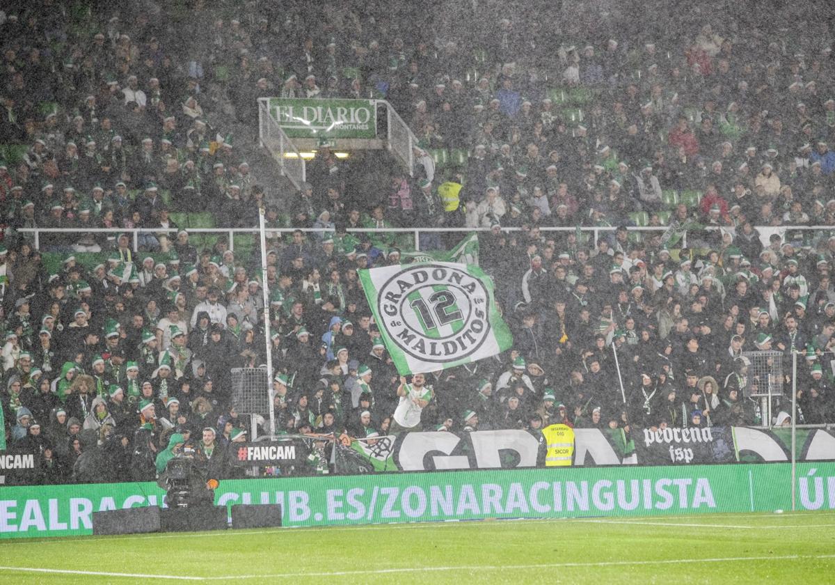 La Gradona desafió a la lluvia para apoyar al equipo.