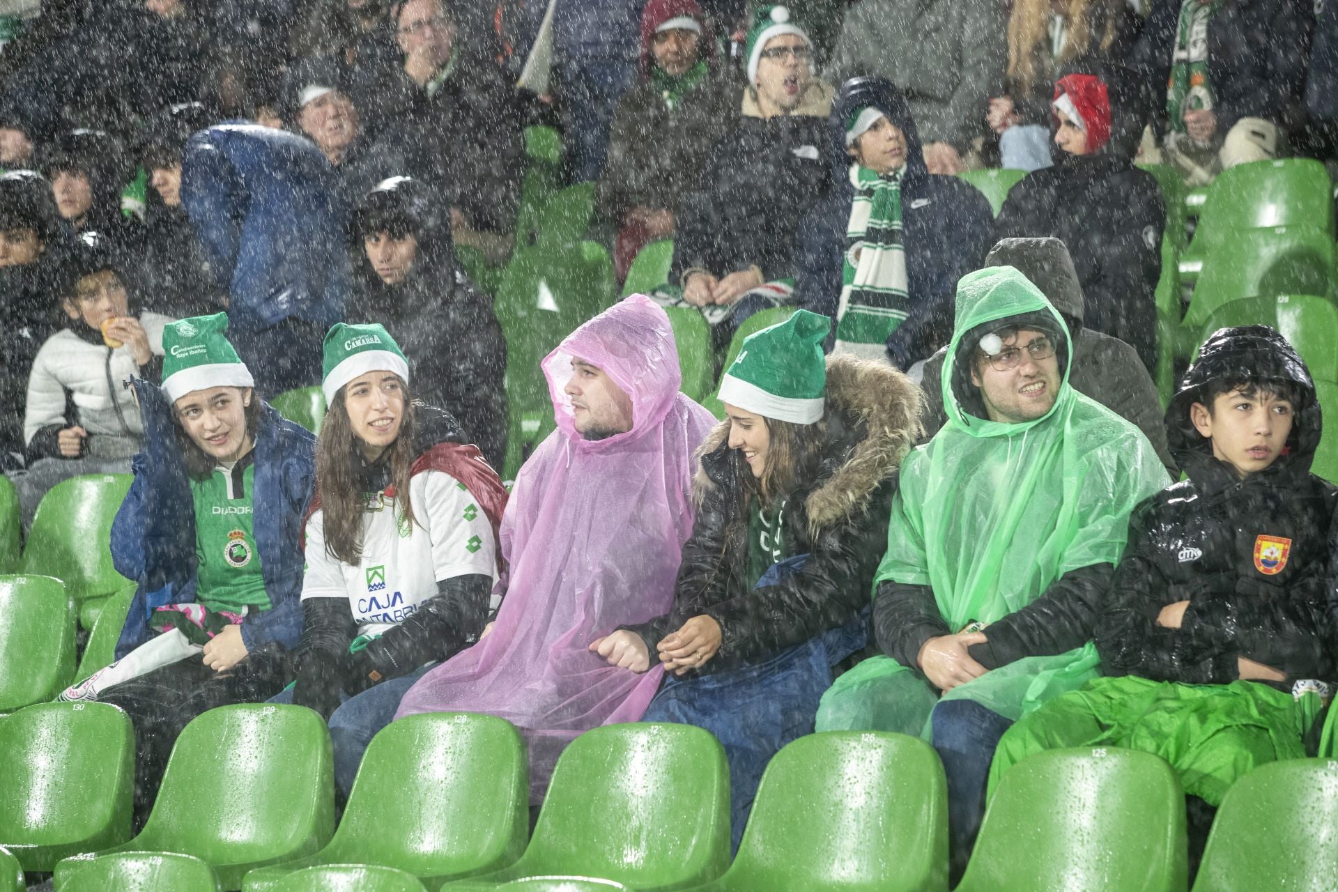 Los aficionados desafiaron a la lluvia. 