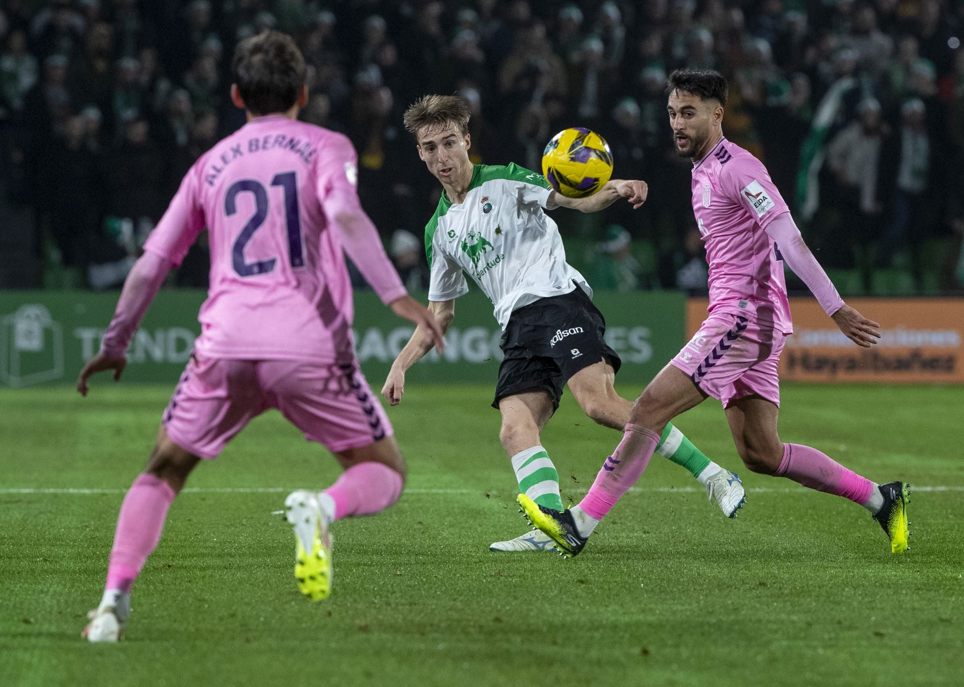 Javi Castro busca un pase entre dos rivales. 