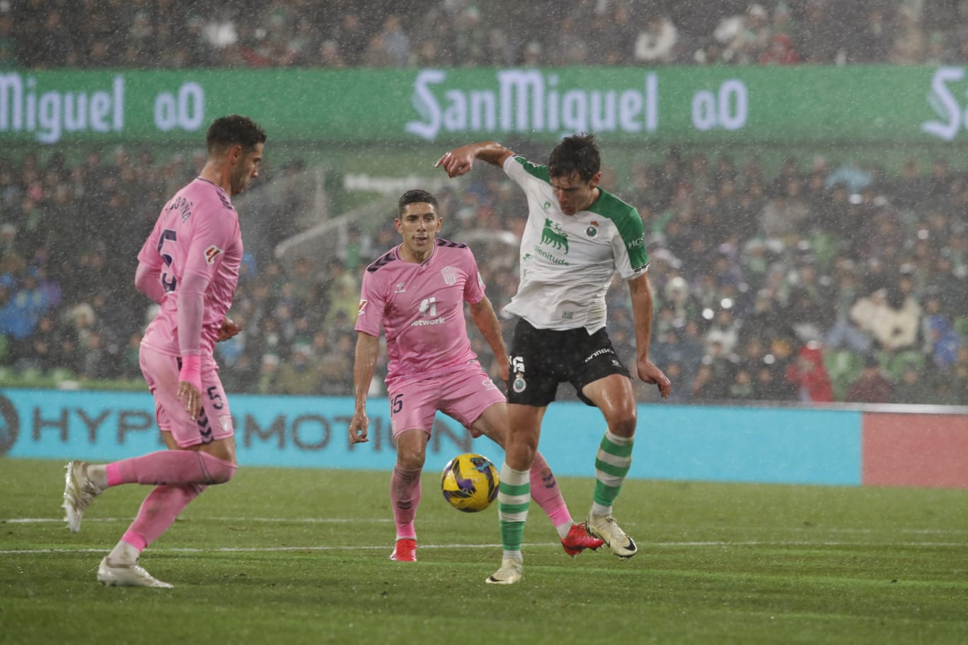 Marco Sangalli, rodeado por Sergio Ortuño y Fran Gámez. 