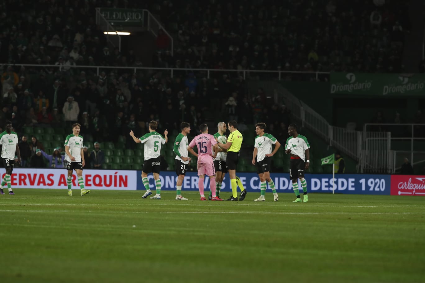 Los jugadores del Racing piden explicaciones al árbitro tras el gol del Eldense que posteriormente fue anulado. 