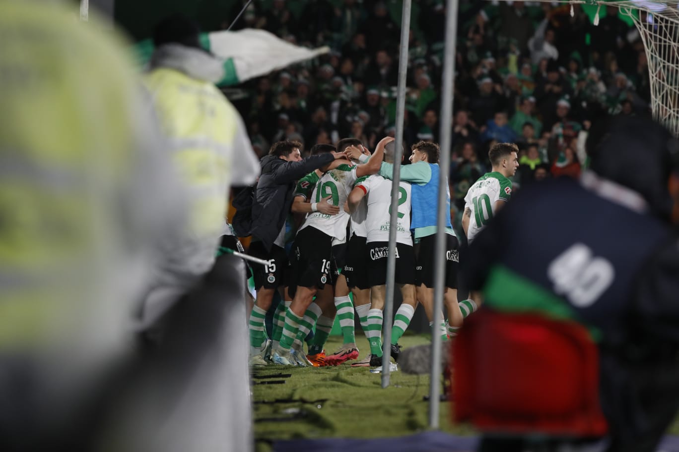 Los jugadores del Racing celebran el primer tanto verdiblanco, obra de Karrikaburu. 