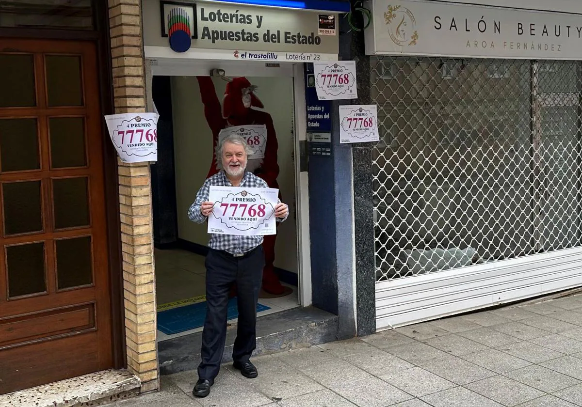 Antonio Barbero, el lotero agraciado con un boleto del cuarto premio en su Administración de Fernando de los Ríos (Santander).