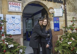 Regina Oceja y su madre, María Candelas, se abrazan en la entrada de la administración.