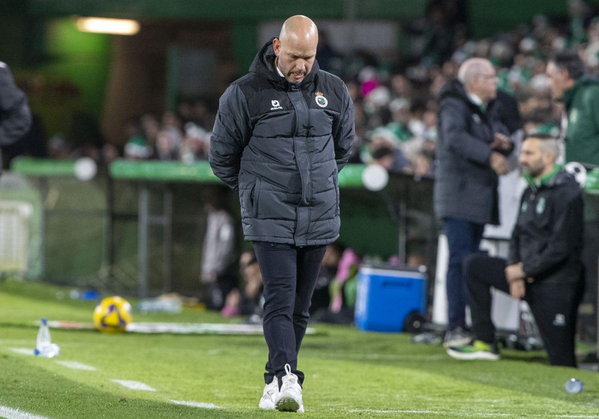 José Alberto López camina el domingo cabizbajo por la banda de los Campos de Sport.