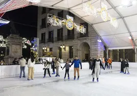 Pequeños y mayores se mezclan en la pista de hielo de Santander.