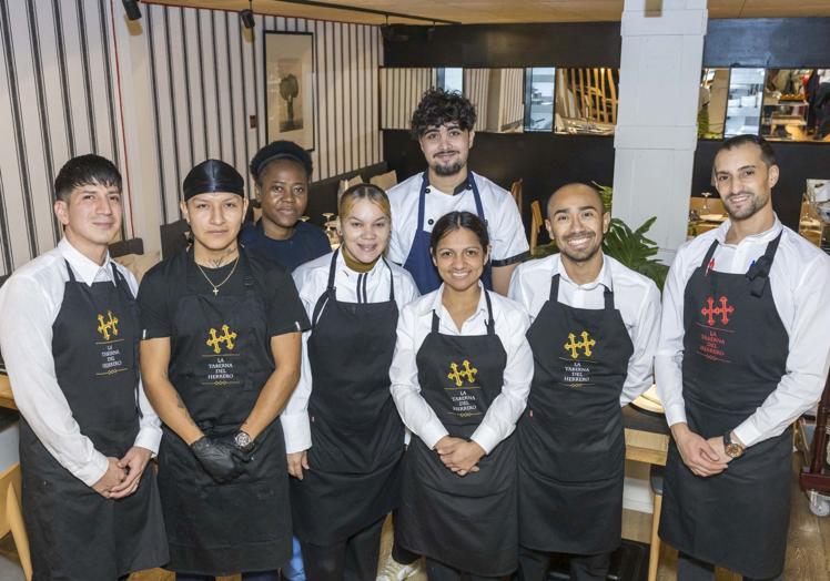 Omar Solórzano, Romel Visarrea, Pauline Coquette, Yajaira Ramírez, Hamza Omari, Jesennia Maldonado, Francisco Briones e Ilias Aouelcadi forman el nuevo equipo de la nueva Taberna del Herrero que acaba de abrir en la calle Hernán Cortés.