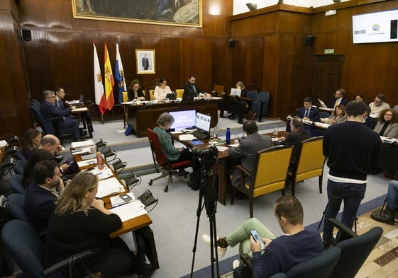 Los miembros del equipo de gobierno del PP y los grupos de la oposición, este lunes, durante el último Pleno ordinario de Santander en 2024.