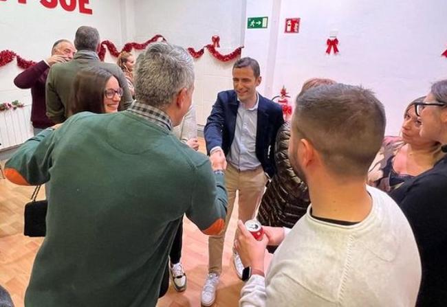 Saludo entre los dos aspirantes a la Secretaría General, el pasado jueves en la sede de Castro Urdiales.